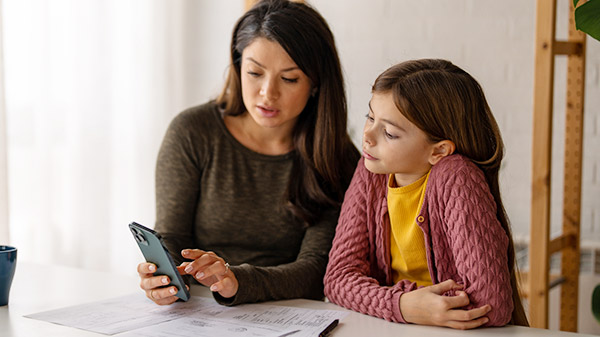 Moeder en dochter samen op de smartphone